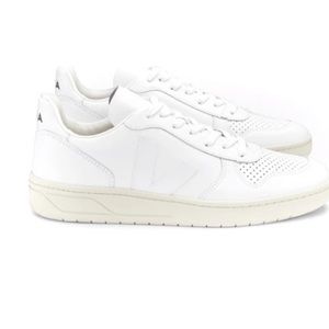 BRAND NWT Veja Sneakers Size 10